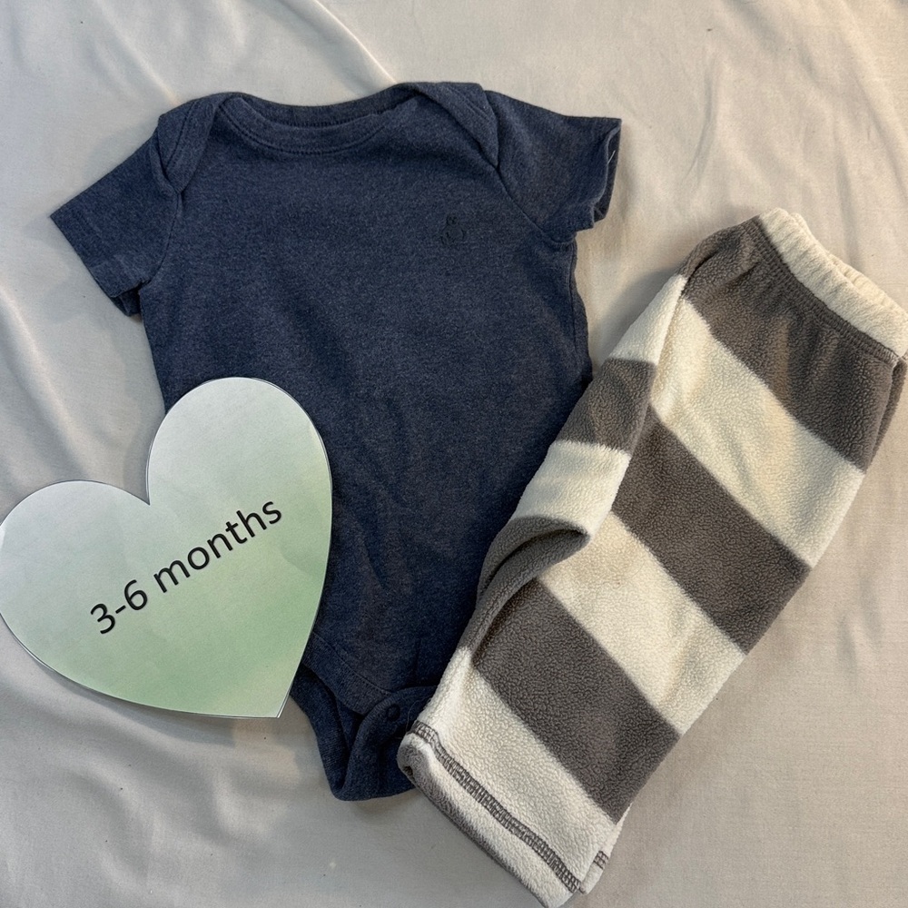 GAP - 2 piece baby outfit/set - joggers and onesie top. Size 3-6 months